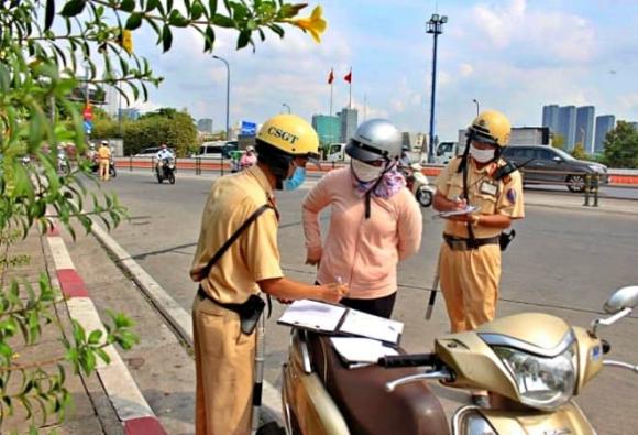 Từ nay đến 1/7/2025: 2 nhóm người cần đi đổi đăng ký xe, cố tình giữ lại sẽ bị phạt từ 4-8 triệu đồng