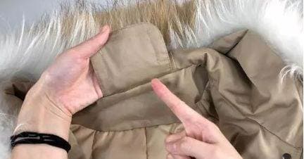 Hôm nay tôi mới phát hiện ra rằng mảnh vải trên cổ áo khoác lông vũ này có công dụng tuyệt vời như vậy