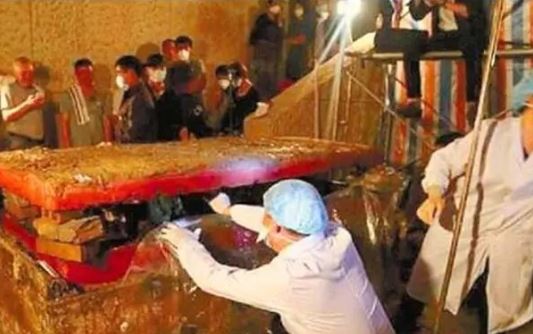 Người phụ nữ bị chôn nhầm vì khó sinh, 200 năm sau cảnh tượng thảm thương trong quan tài gây sốc