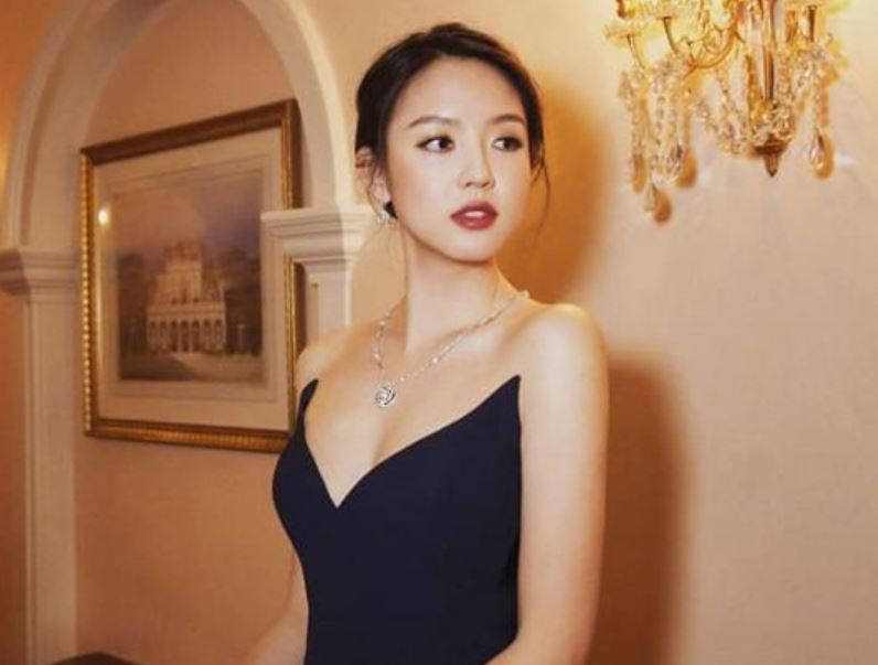 Ngỡ ngàng trước nhan sắc người phụ nữ đẹp nhất thế giới, ở tuổi 40 vẫn đẹp như hoa