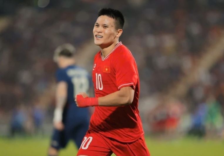 HLV H&#xE0; N&#x1ED9;i FC &#x27;b&#x1EAD;t &#x111;&#xE8;n xanh&#x27;, ng&#x1B0;&#x1EDD;i h&#xF9;ng AFF Cup &#x111;&#x1B0;&#x1EE3;c &#x27;m&#x1EDF; &#x111;&#x1B0;&#x1EDD;ng&#x27; r&#x1EDD;i Vi&#x1EC7;t Nam