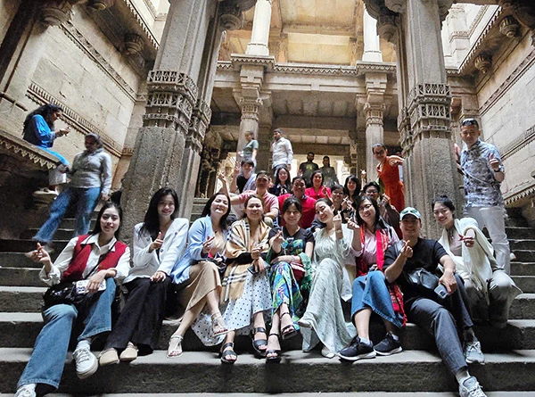 và bước thang nước lịch sử Adalaj Stepwell nổi tiếng nhất Ấn Độ.