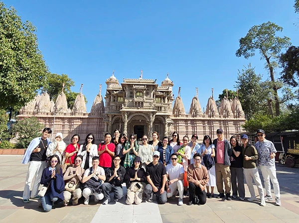 Thăm đền thờ Hutheesing Jain - trung tâm tâm linh quan trọng của cộng đồng Jain ở Ahmedabad.