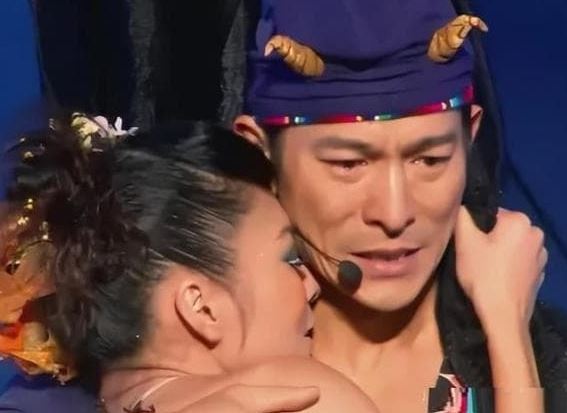 Lưu Đức Hoa không thể giấu được nữa, ngoài người vợ kín tiếng, mối quan hệ của anh và Lại Văn Huệ bị vạch trần, họ đã công khai mọi thứ trừ giấy đăng ký kết hôn?