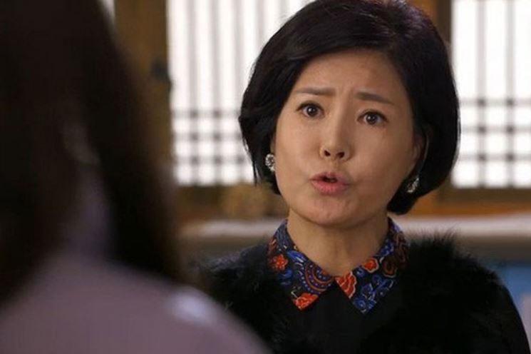 M&#x1EB9; ch&#x1ED3;ng b&#x1ECF; nh&#xE0; con d&#xE2;u &#xFA;t gi&#x1EEF;a &#x111;&#xEA;m, g&#xF5; c&#x1EED;a nh&#xE0; t&#xF4;i v&#x1EDB;i m&#x1ED9;t tuy&#xEA;n b&#x1ED1; ch&#x1EA5;n &#x111;&#x1ED9;ng!