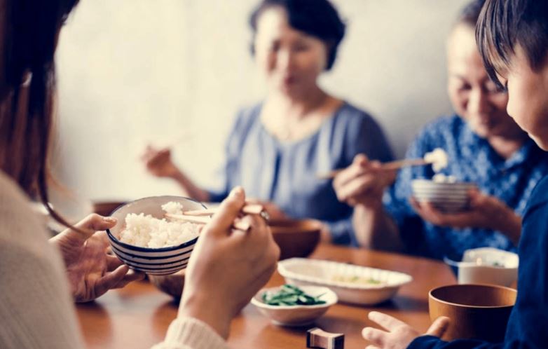 Cuối tuần, mẹ chồng mang cả thùng hải sản đến cho con trai, nhưng chỉ một câu nói của bà khiến tôi nghẹn đắng