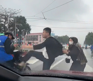 Nghệ An: Công an vào cuộc vụ nam shipper bị hành hung ở TP Vinh