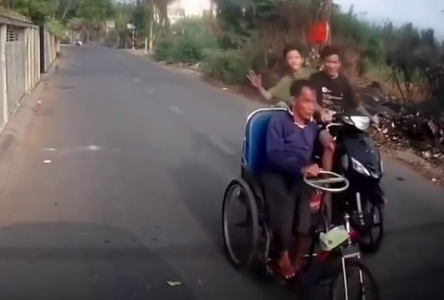 Chân dung 2 thanh niên tát vào đầu người tàn tật rồi cười cợt, gia đình nạn nhân phẫn nộ lên tiếng