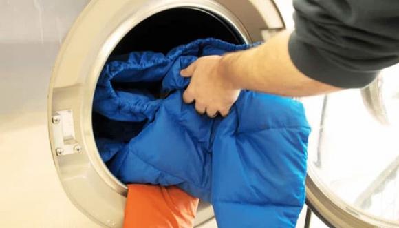 Giặt máy hay giặt tay áo khoác lông vũ? Phương pháp nào giúp áo sạch, không bị vón cục, giữ form dáng chuẩn?