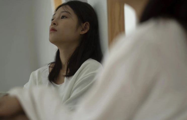 Mang t&#xF4;m &#x111;&#x1ED3;ng bi&#x1EBF;u m&#x1EB9; ch&#x1ED3;ng, n&#xE0;ng d&#xE2;u nh&#x1EAD;n c&#xE1;i k&#x1EBF;t cay &#x111;&#x1EAF;ng