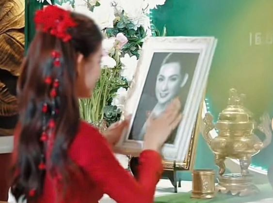 Con nuôi đem di ảnh Phi Nhung lên lễ đường, ý nghĩa đằng sau gây xúc động
