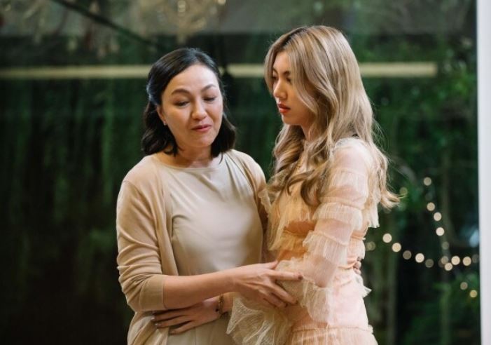 C&#xF4; d&#xE2;u b&#x1ECB; ch&#x1ED3;ng v&#xE0; m&#x1EB9; ch&#x1ED3;ng s&#x1EC9; nh&#x1EE5;c ngay trong l&#x1EC5; c&#x1B0;&#x1EDB;i, ng&#x1B0;&#x1EDD;i m&#x1EB9; ngh&#xE8;o lao t&#x1EDB;i k&#xE9;o tay r&#x1ED3;i l&#xE0;m h&#xE0;nh &#x111;&#x1ED9;ng khi&#x1EBF;n ai c&#x169;ng ng&#x1EE1; ng&#xE0;ng