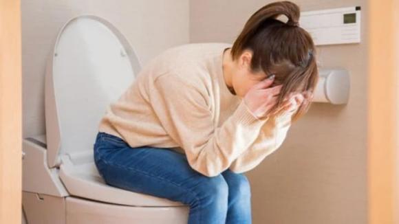 T&#x1EA1;i sao khi &#x111;i v&#x1EC7; sinh n&#xEA;n bu&#x1ED9;c t&#xF3;c cao g&#x1ECD;n g&#xE0;ng nh&#x1EA5;t c&#xF3; th&#x1EC3;? B&#xE1;c s&#x129; gi&#x1EA3;i th&#xED;ch l&#xFD; do khi&#x1EBF;n nhi&#x1EC1;u ng&#x1B0;&#x1EDD;i h&#x1ED1;t ho&#x1EA3;ng