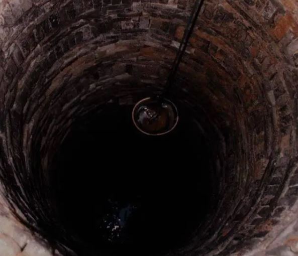 Nghe tin giếng cổ bị 'ma ám', chuyên gia lập tức phong tỏa rồi khai quật phát hiện kho báu 'khủng'