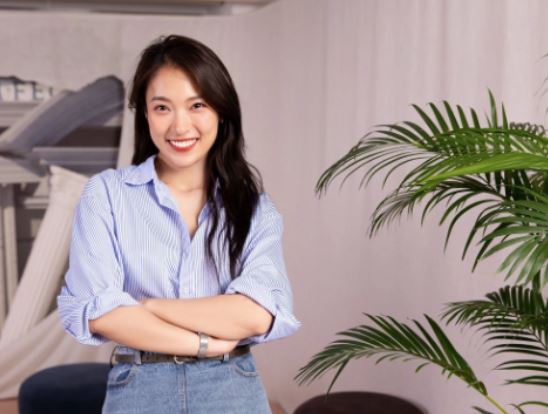 Gi&#x1EAD;t m&#xEC;nh tr&#x1B0;&#x1EDB;c kh&#x1ED1;i t&#xE0;i s&#x1EA3;n &#x27;kh&#xF4;ng ph&#x1EA3;i d&#x1EA1;ng v&#x1EEB;a&#x27; c&#x1EE7;a MC Kh&#xE1;nh Vy &#x1EDF; tu&#x1ED5;i 26