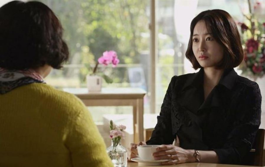 M&#x1EB9; ch&#x1ED3;ng &#x111;&#xF2;i l&#x1EA1;i v&#xE0;ng c&#x1B0;&#x1EDB;i &#x111;&#x1EC3; t&#x1EB7;ng con g&#xE1;i, n&#xE0;ng d&#xE2;u &#x111;&#xE1;p tr&#x1EA3; &#x111;&#x1EA7;y cao tay khi&#x1EBF;n b&#xE0; s&#x1EEF;ng s&#x1EDD;