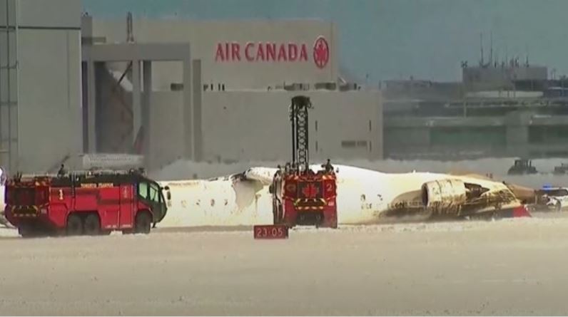 Máy bay chở 80 người lật ngược ngay khi hạ cánh ở sân bay khiến 18 người bị thương