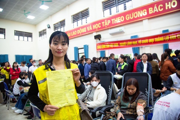 Bắc Ninh: Nhiều người vượt mưa gió rét đi hiến máu