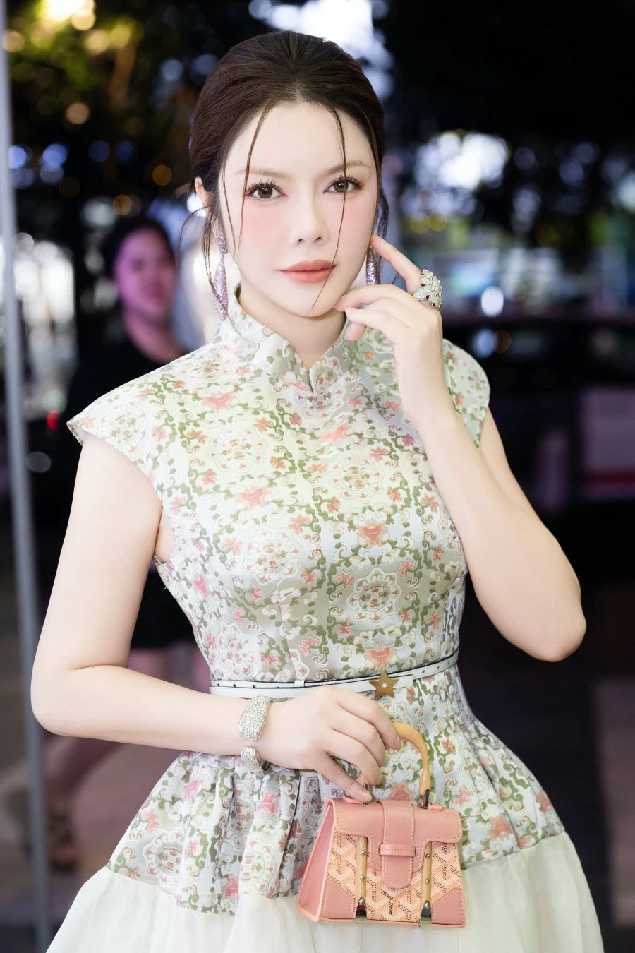 Trong sự kiện này, Lý Nhã Kỳ diện một bộ trang phục lộng lẫy do stylist riêng tư vấn, kết hợp tinh tế giữa phong cách cổ điển và hiện đại. 