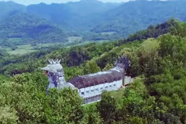 Bí ẩn nhà thờ hình con gà giữa rừng núi hoang sơ, trở thành điểm hút khách vì kỳ lạ
