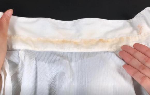 L&#xE0;m sao &#x111;&#x1EC3; lo&#x1EA1;i b&#x1ECF; v&#x1EBF;t &#x1ED1; v&#xE0;ng tr&#xEA;n c&#x1ED5; &#xE1;o? M&#x1ED9;t c&#xE1;ch tuy&#x1EC7;t v&#x1EDD;i &#x111;&#x1EC3; d&#x1EC5; d&#xE0;ng gi&#x1EA3;i quy&#x1EBF;t v&#x1EA5;n &#x111;&#x1EC1; c&#x1ED5; &#xE1;o b&#x1ECB; &#x1ED1; v&#xE0;ng