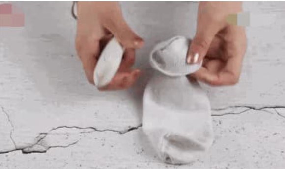 Nhiều người không biết việc vứt một chiếc tất cũ vào bồn cầu, cả năm không phải lau chùi, bồn cầu thơm tho mỗi ngày, rất thiết thực!