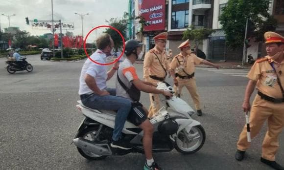 Năm 2025, chở người ngồi sau không đội mũ bảo hiểm bị phạt cao nhất bao nhiêu?