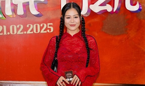 Nam Thư gây tranh cãi khi diện đồ ren xuyên thấu đi sự kiện, lộ nội y dưới ánh đèn flash