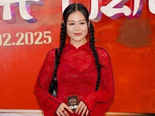 Nam Thư gây tranh cãi khi diện đồ ren xuyên thấu đi sự kiện, lộ nội y dưới ánh đèn flash