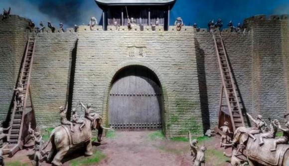 Tại sao các cổng thành đều được thiết kế mở vào bên trong mà không mở ra ngoài?