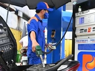 Giá xăng tăng gần 300 đồng/lít