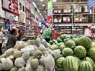 Trái cây nội và ngoại trên 'đường đua' giá rẻ