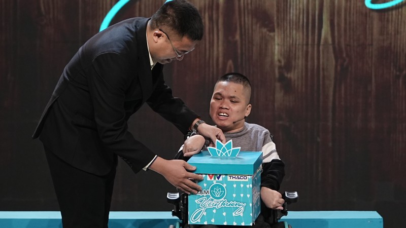 Vượt lên nghịch cảnh: Câu chuyện truyền cảm hứng của người đàn ông bại não 