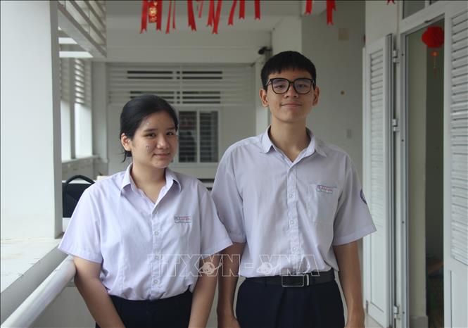 Học sinh lớp 11 sáng tạo mô hình tự động phân loại rác thải dùng năng lượng mặt trời