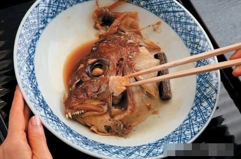 Khi ăn cá, bạn có thể nhìn thấy tính cách của một người khi họ đưa đũa gắp miếng đầu tiên, những người thông minh thường gắp chỗ này đầu tiên