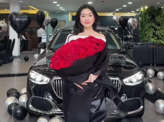 Con gái Quyền Linh mua xe hơn 8 tỷ ở tuổi 19, biết kiếm tiền từ năm 3 tuổi khiến nhiều người ngưỡng mộ
