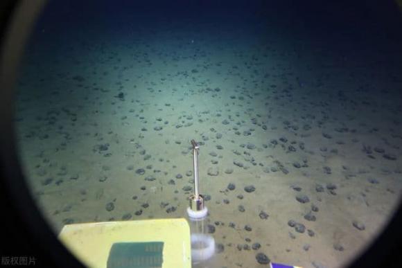 Sau bao lâu để ném một quả cầu bằng đá nặng 1 kg xuống biển để chạm tới đáy biển 11000m? Sau khi đọc sẽ hiểu