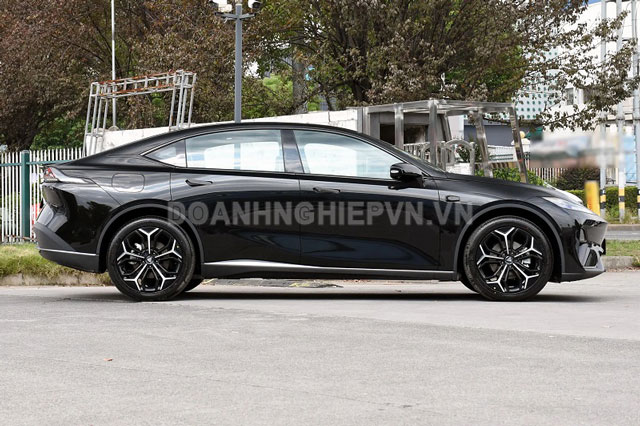 Xe sedan hạng D trang bị ‘đỉnh nóc’, tiết kiệm xăng hơn xe máy, giá rẻ bất ngờ