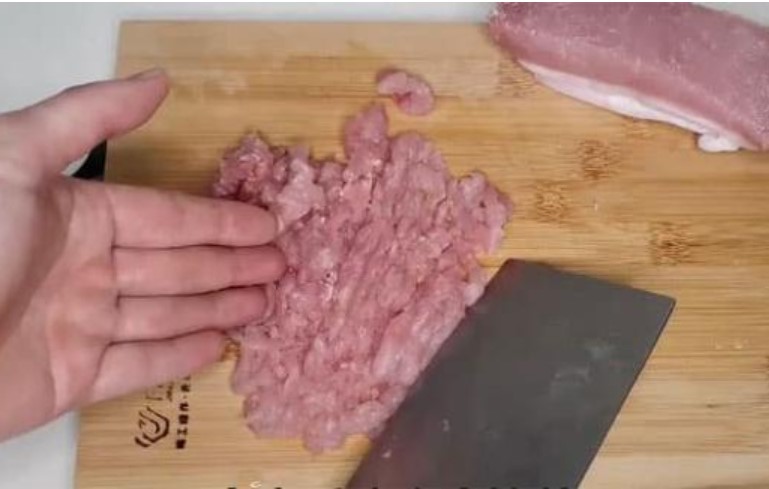 Không cần phải mất nhiều thời gian, tôi sẽ dạy bạn một mẹo nhỏ, có thể băm hết thịt trong 1 phút, ngon hơn cả dùng máy