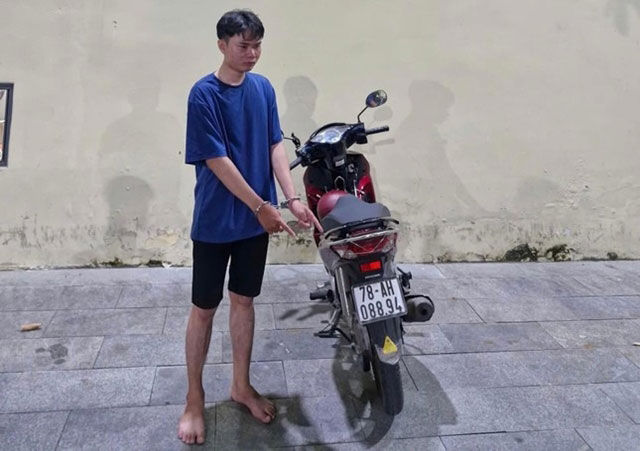 Nam sinh cướp tiền cửa hàng FPT khóc nức nở, khai lý do liều mạng mang dao đi cướp giữa ban ngày