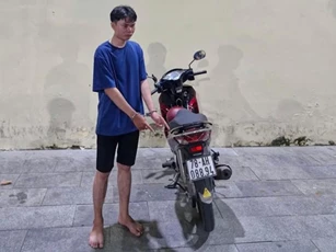 Nam sinh cướp tiền cửa hàng FPT khóc nức nở, khai lý do liều mạng mang dao đi cướp giữa ban ngày