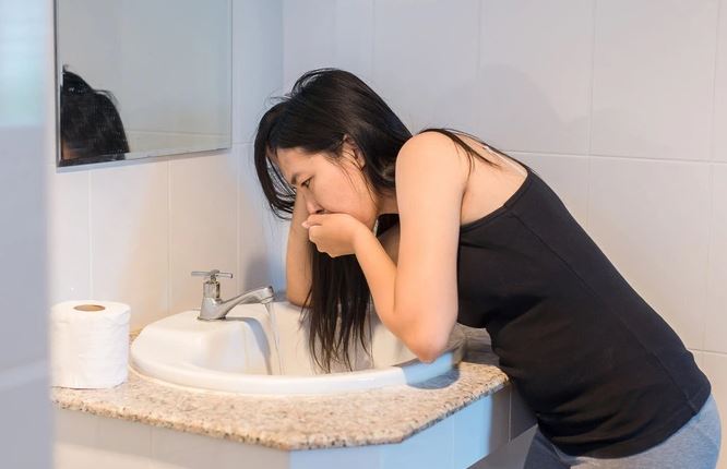 Cơn ác mộng ngày ở cữ: Tôi nôn thốc tháo khi mẹ chồng bê bát canh trứng vịt lộn nấu với thứ rau lạ!