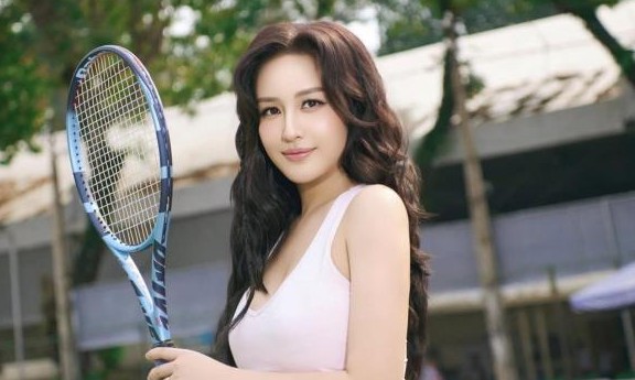 Cận cảnh nhan sắc của Mai Phương Thuý qua camera thường, nay còn khoe vòng 1 lấp ló cực nóng mắt