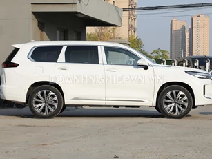 SUV PHEV 7 chỗ, công suất 610 mã lực, giá ngang Toyota Corolla Cross