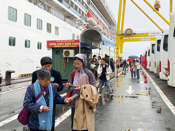 Hãng tàu du lịch lớn nhất Trung Quốc đưa 2.400 khách cập cảng Đà Nẵng