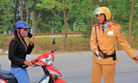 Dừng xe để nghe điện thoại có bị xử phạt?