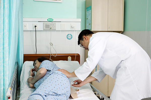 Bệnh viện Gia Đình bơm xi măng sinh học chữa trị xẹp đốt sống