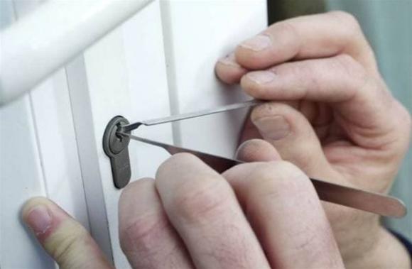 Nhiều người vẫn không biết tại sao nên cắm chìa khóa vào cửa trước khi đi ngủ, điều này thực sự an toàn và thiết thực