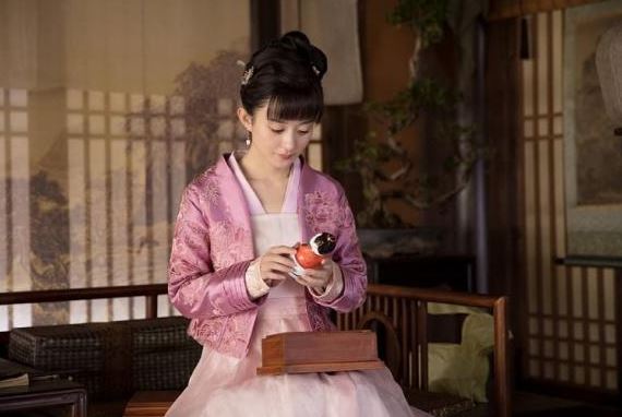 Bí ẩn chốn hoàng cung xưa: Vì sau cung nữ buộc phải co chân, nằm nghiêng khi ngủ? Nếu mắc sai lầm sẽ bị đánh tàn nhẫn