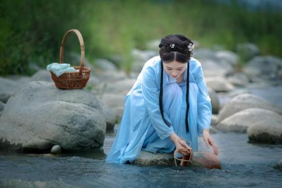 Hóa ra người xưa giặt quần áo như thế này, không cần bột giặt mà vẫn rất sạch